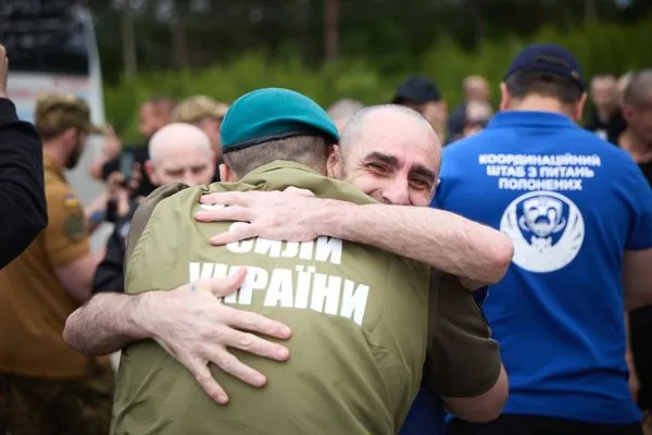Україна провела другий етап повернення важкопоранених і важкохворих воїнів додому - Зеленський
